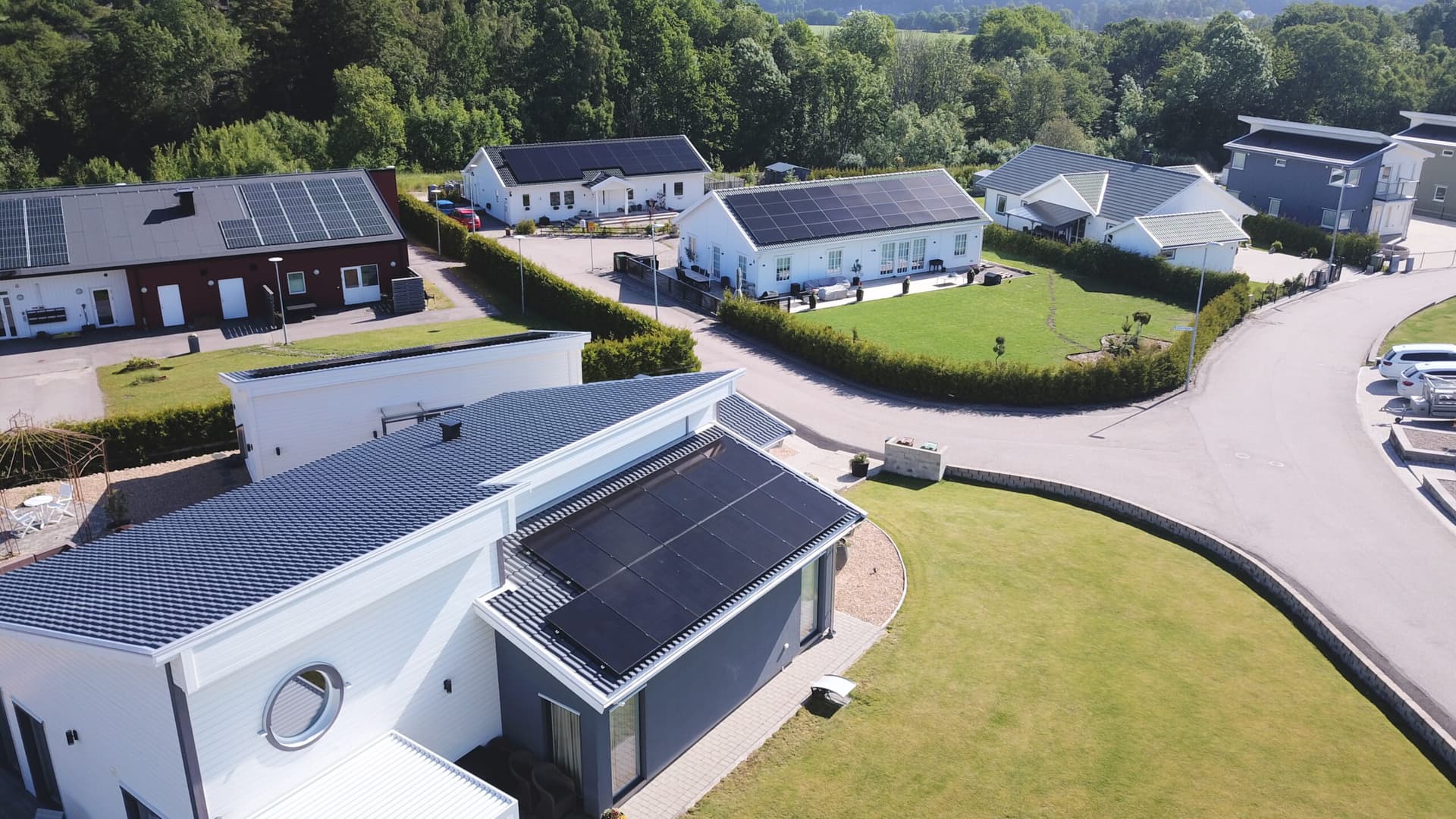 Hus nära havet med solceller