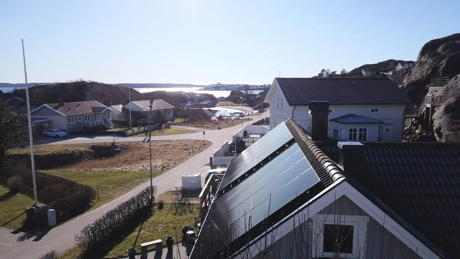 Vy av solceller på taket av villa i Rönnäng från vinkel 3