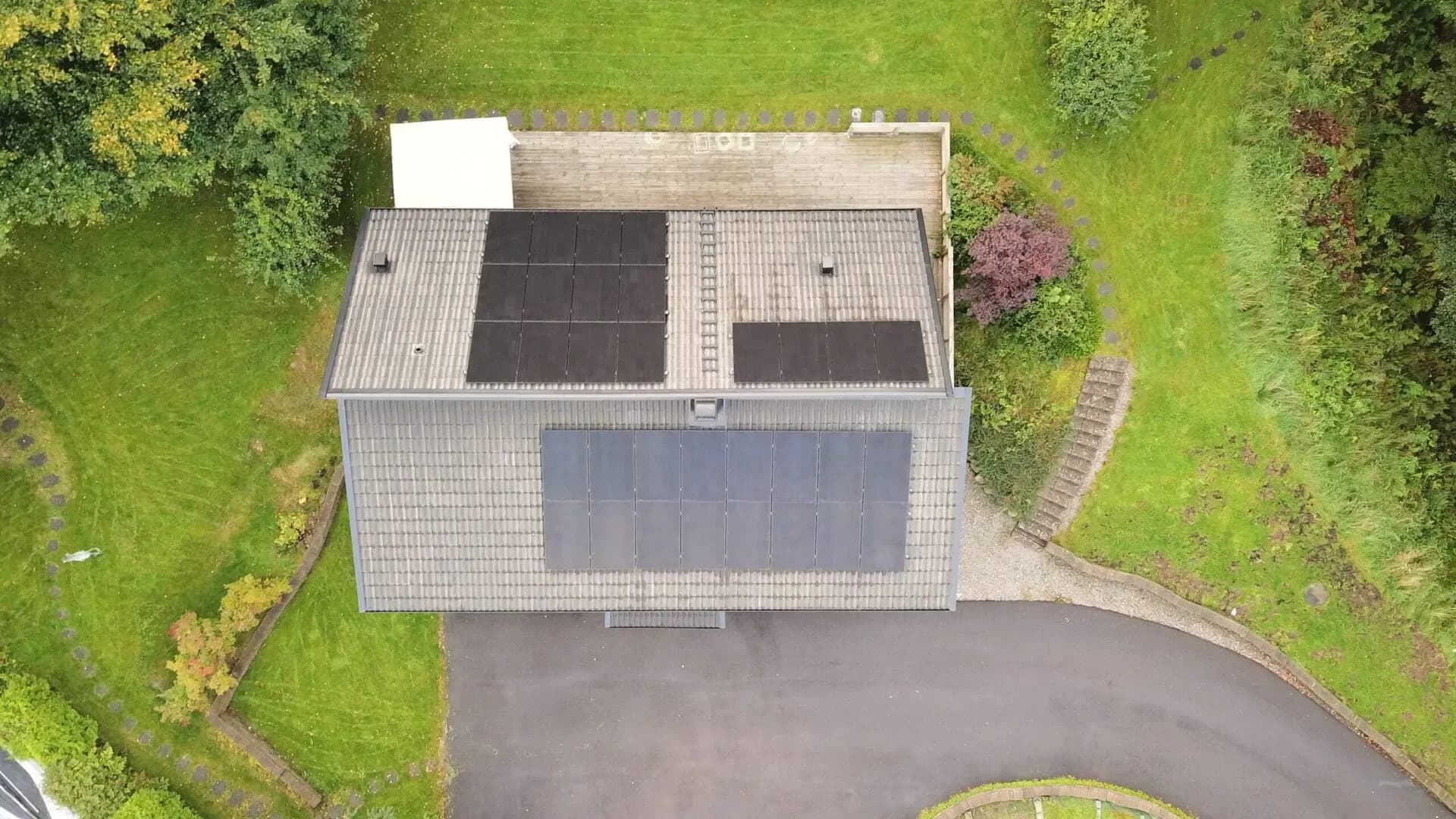 Vy av solceller på taket av villa i Surte från vinkel 1