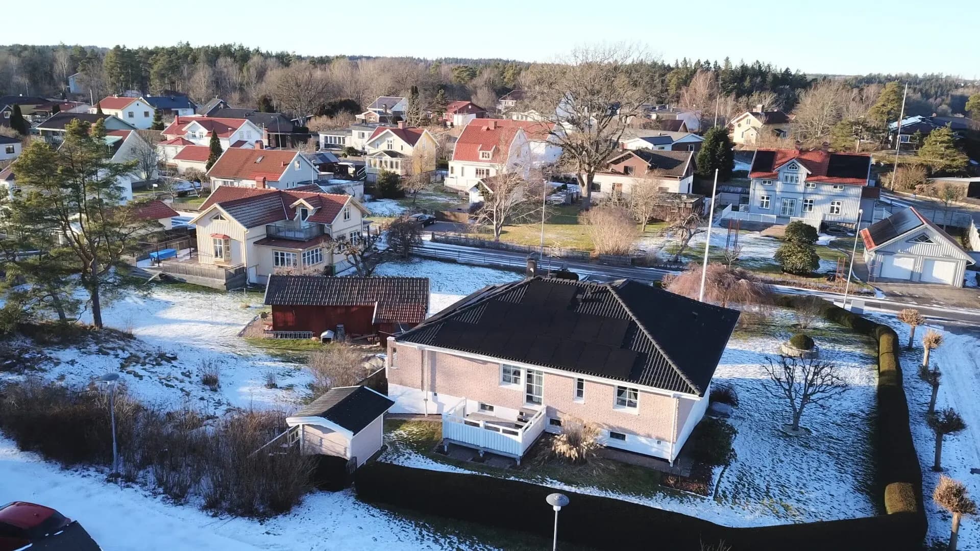 Vy av solceller på taket av villa i Trollhättan från vinkel 3