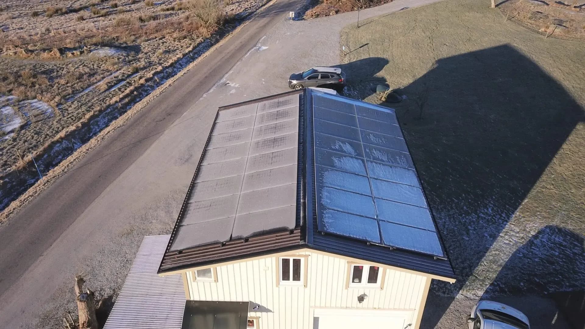 Vy av solceller på taket av villa i Skärhamn från vinkel 3