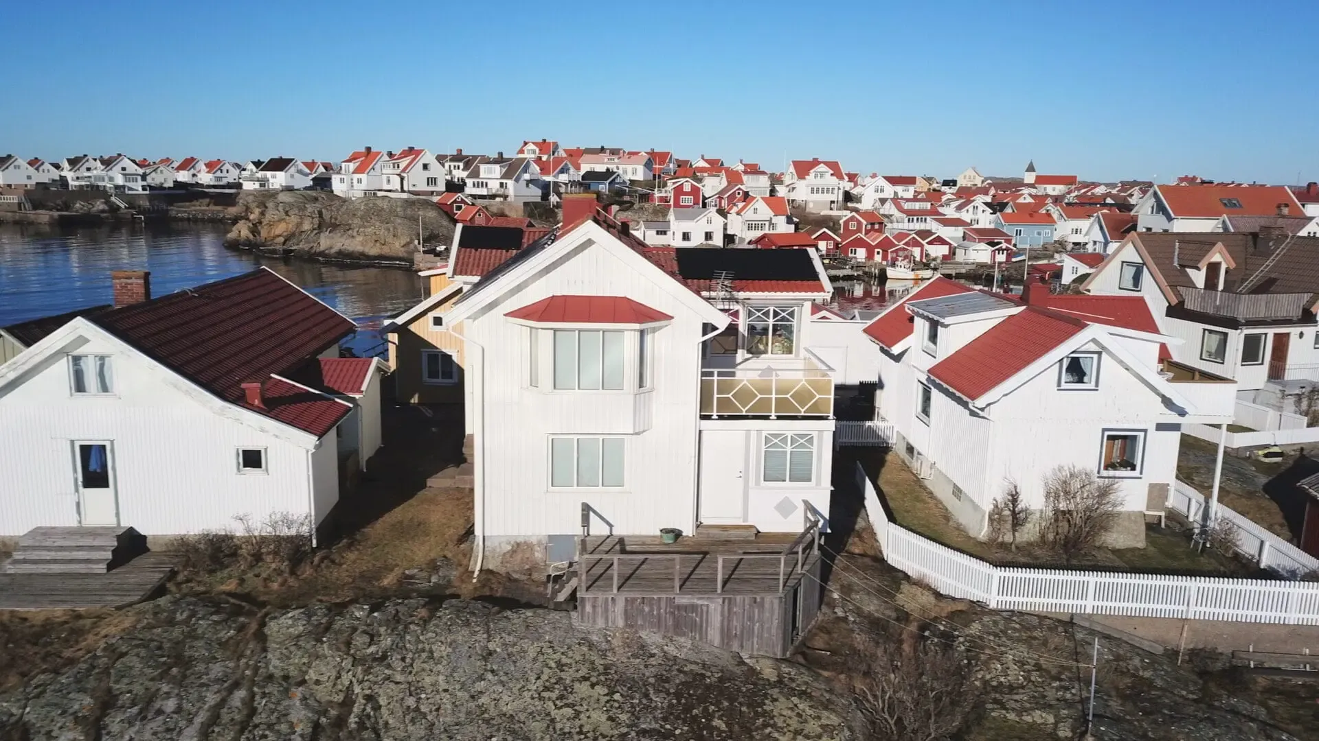 Vy av solceller på taket av villa i Klädesholmen från vinkel 3