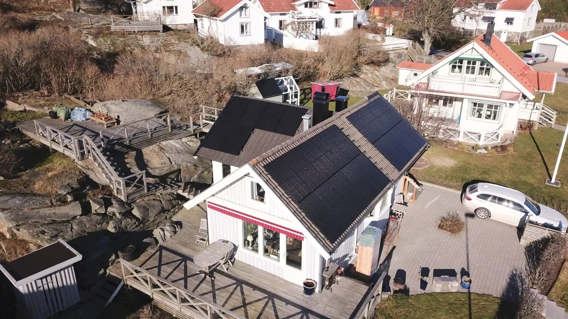 Vy av solceller på taket av villa i Rönnäng från vinkel 2