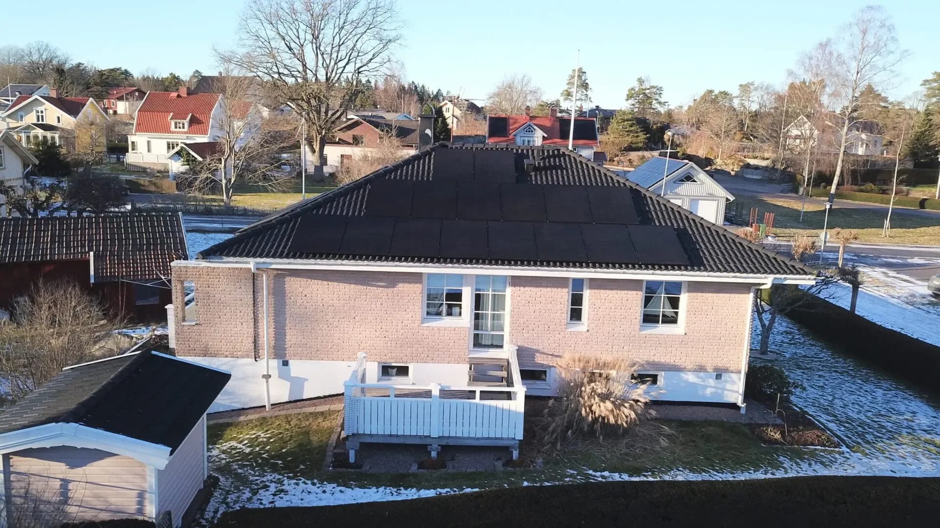 Vy av solceller på taket av villa i Trollhättan från vinkel 2