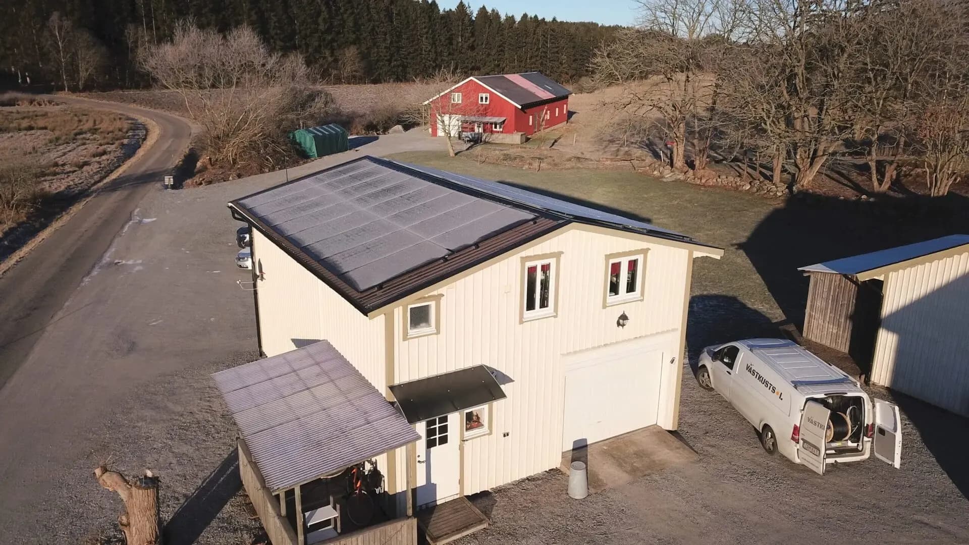Vy av solceller på taket av villa i Skärhamn från vinkel 2