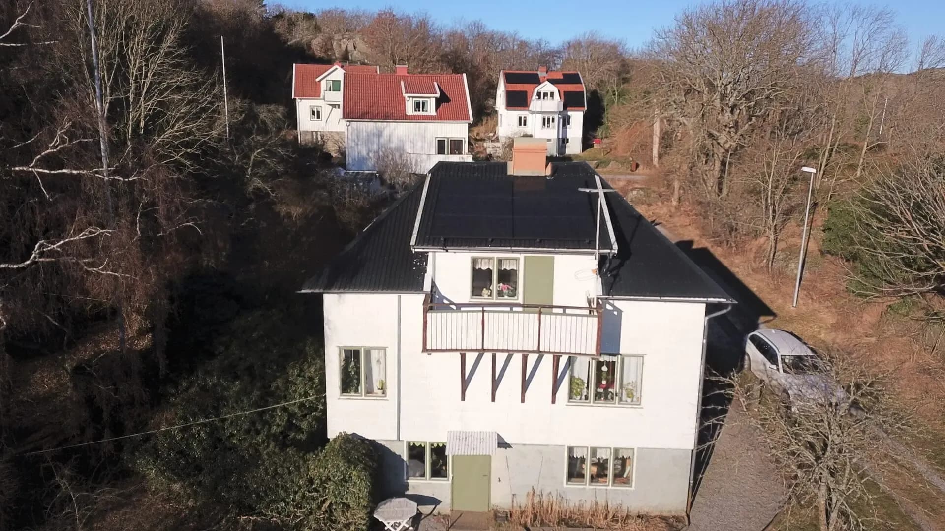 Vy av solceller på taket av villa i Rönnäng från vinkel 2